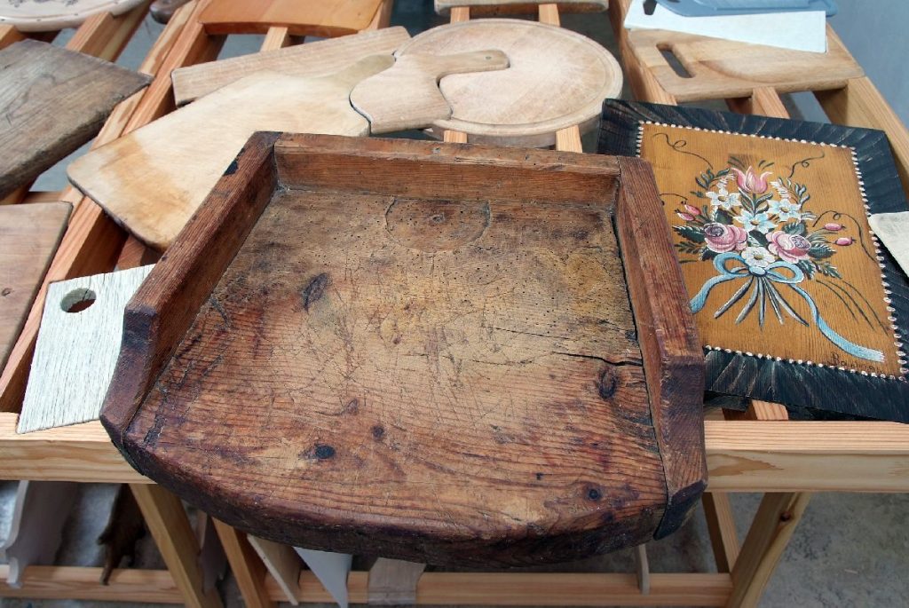 barbara caveng PLANTSE À DÉKOPÂ - Detail cutting board table